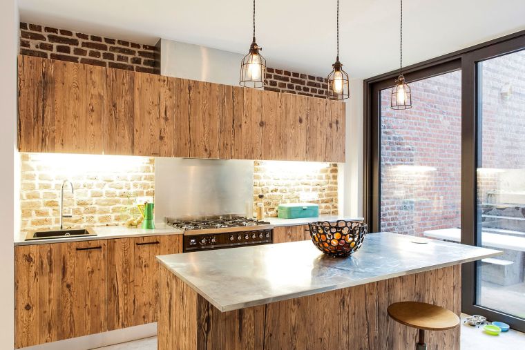 cucina in legno mobili-moderni-isola-centrale-rivestimento-bianco