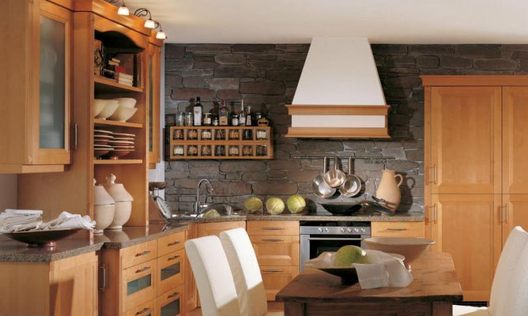 rivestimento-muro-cucina-in-legno-rustico-pietra-scura