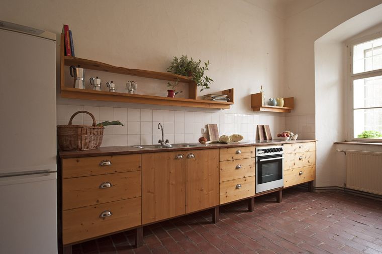 cucina a pianta aperta in stile rustico-moderno in legno
