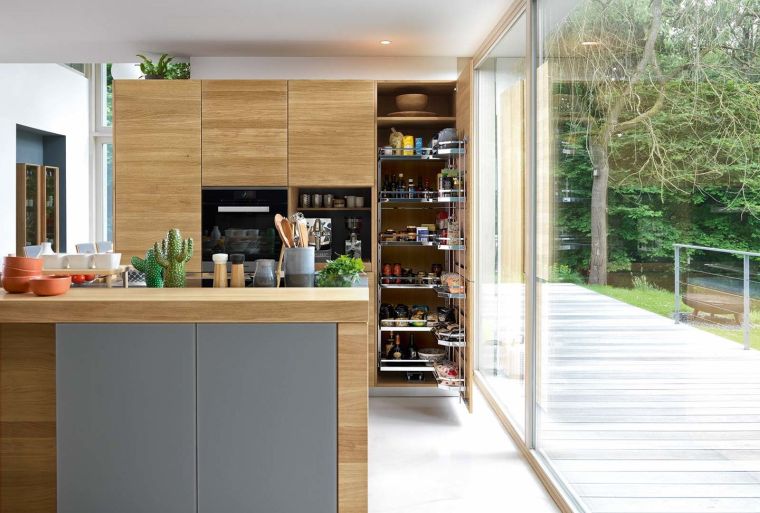 piccola-cucina-mobili-in-legno-layout-salvaspazio-vetrata