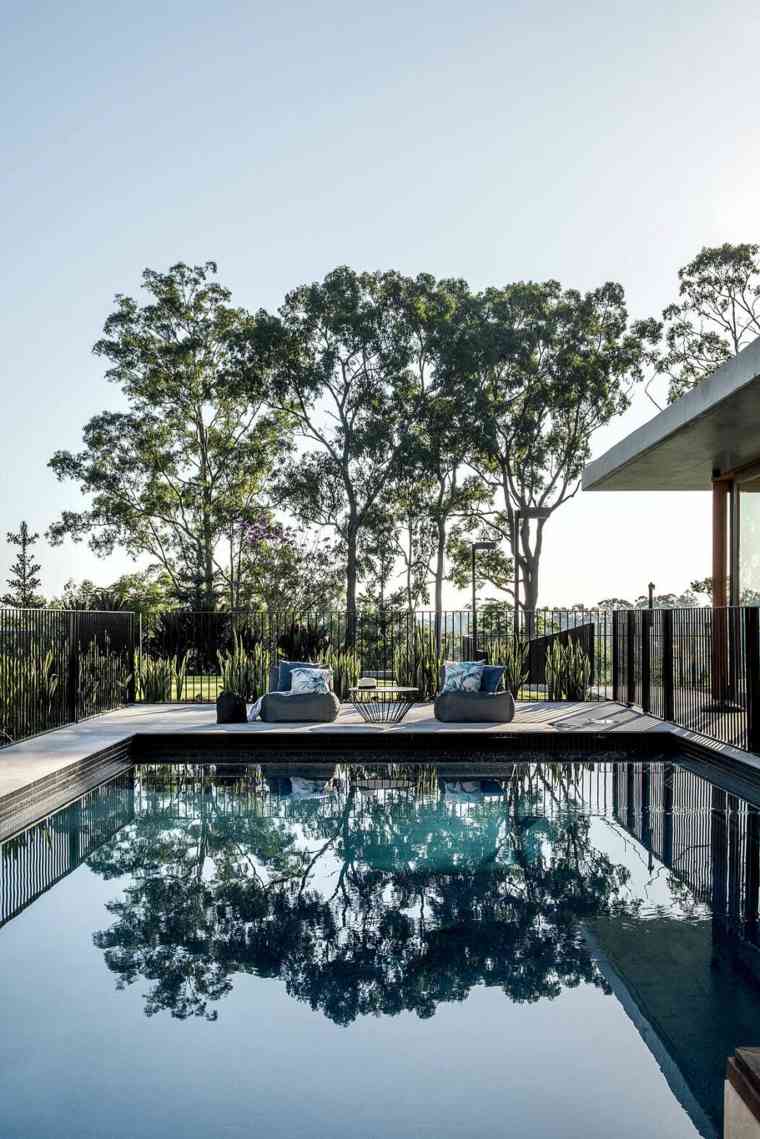 deco moderno della terrazza con piscina