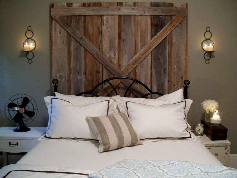 木製のヘッドボードの寝室のアイデアクッション装飾キャンドル壁のアイデア