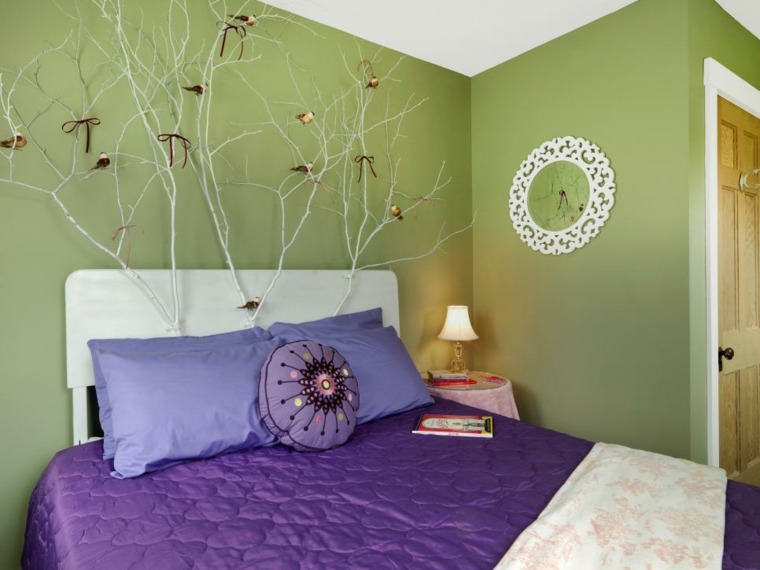 緑の壁を造園するアイデアの寝室のクッションを飾るヘッドボードブリコ