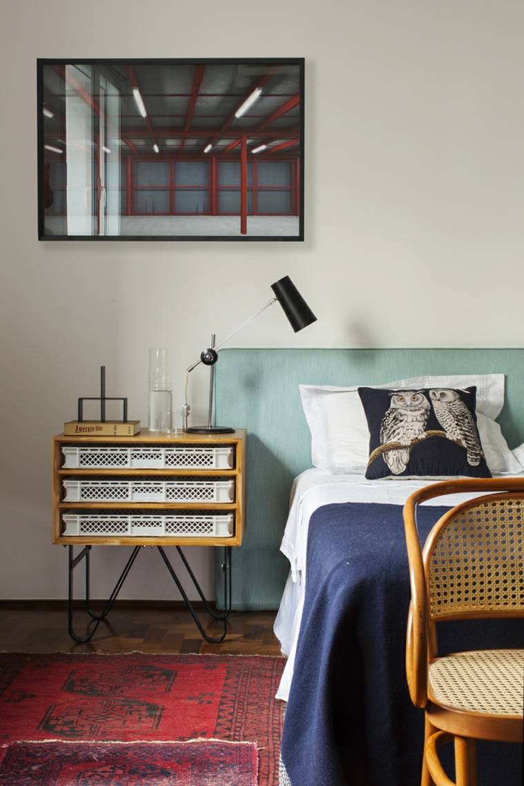 青いヘッドボード飾るアイデアブリコ寝室の装飾壁の写真