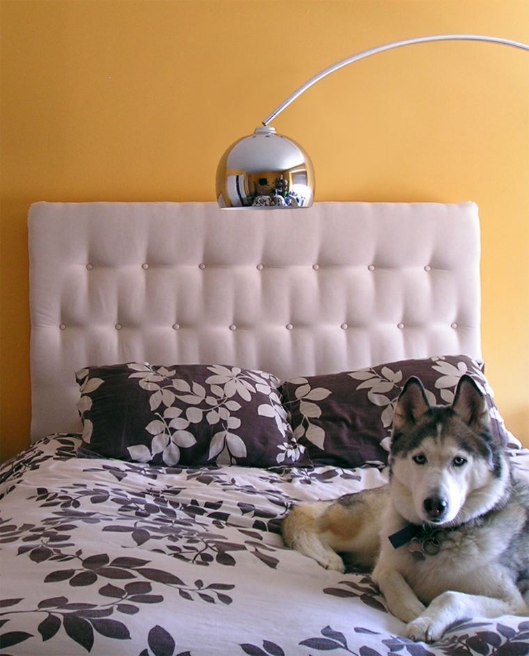 白いキルティングヘッドボード室内装飾アイデアシート照明