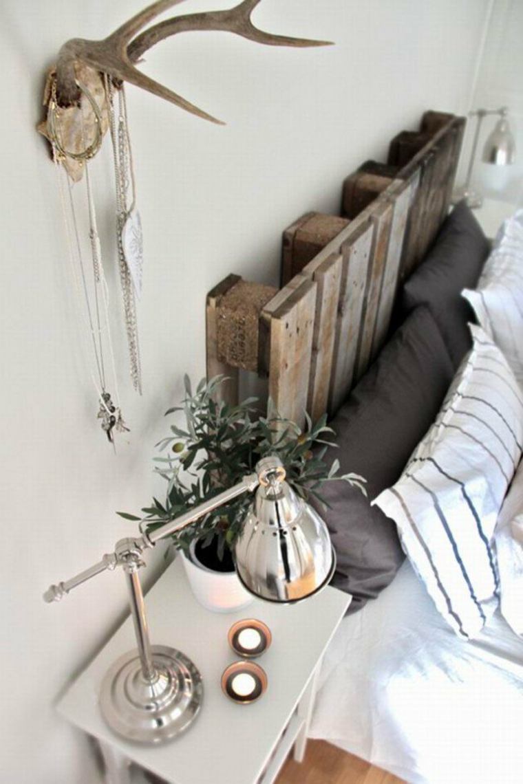寝室の植物の壁のインテリアデザインのための木製パレットヘッドボードDIY装飾のアイデア