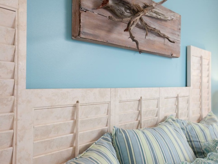 木製のヘッドボードの青い壁の装飾を作る方法木製の寝室のアイデア