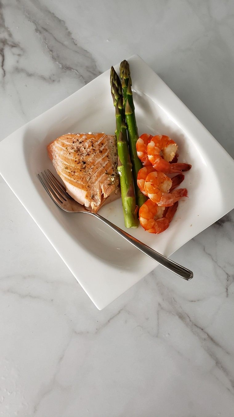 ideja vegetarijanskog recepta uravnotežen jelovnik zeleno povrće riba