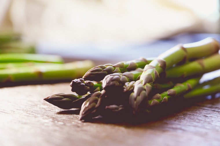 vegetáriánus recept ötlet kiegyensúlyozott menü zöld zöldségek hogyan kell főzni spárgát