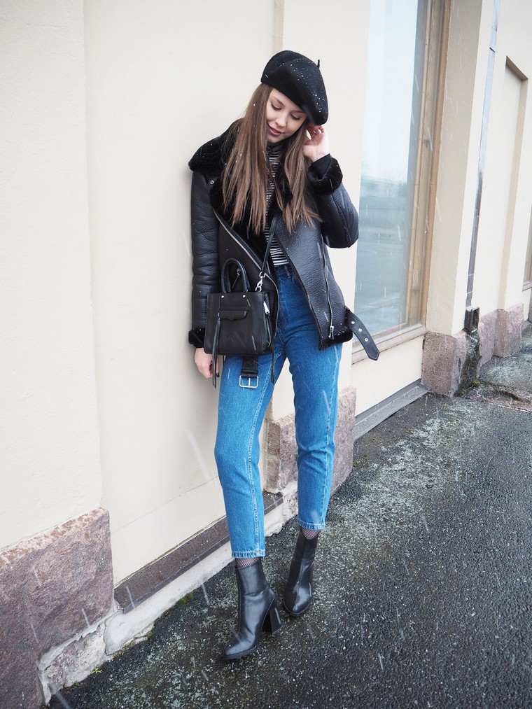 berretto donna indossare jeans look giacca di pelle