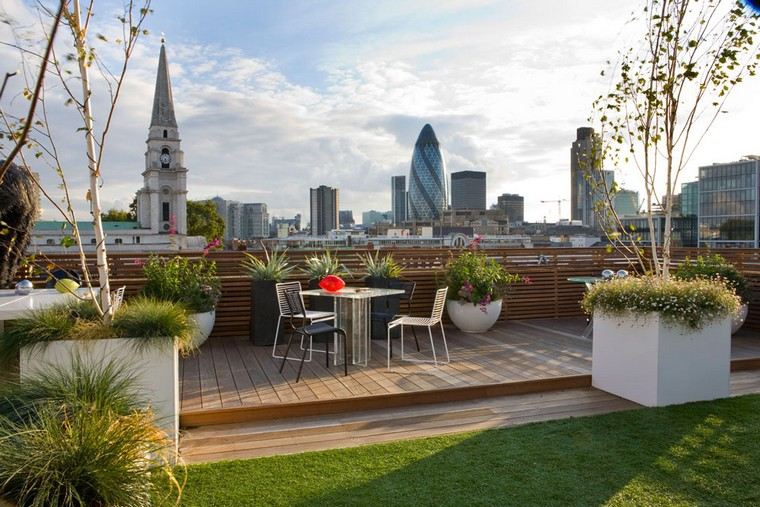 idea di rivestimento per terrazza sul tetto essenza di legno esterno moderno vaso per piante