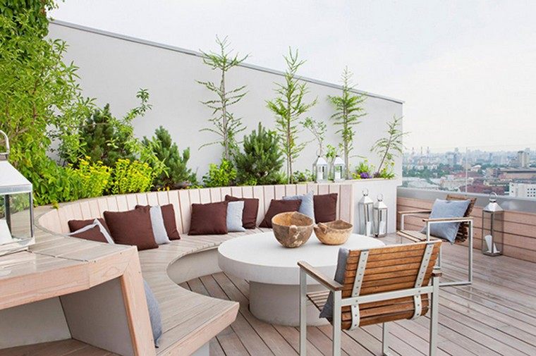 come posare un'idea di terrazza in legno per una sedia da terrazza in città piante decorative