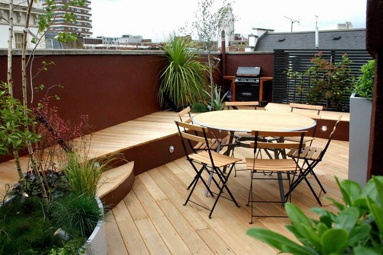 家具のアイデアラウンドテーブルチェア植物デコをカバーする木製テラス