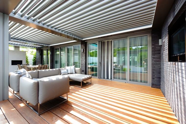 polaganje moderne drvene sofe za podove na terasi