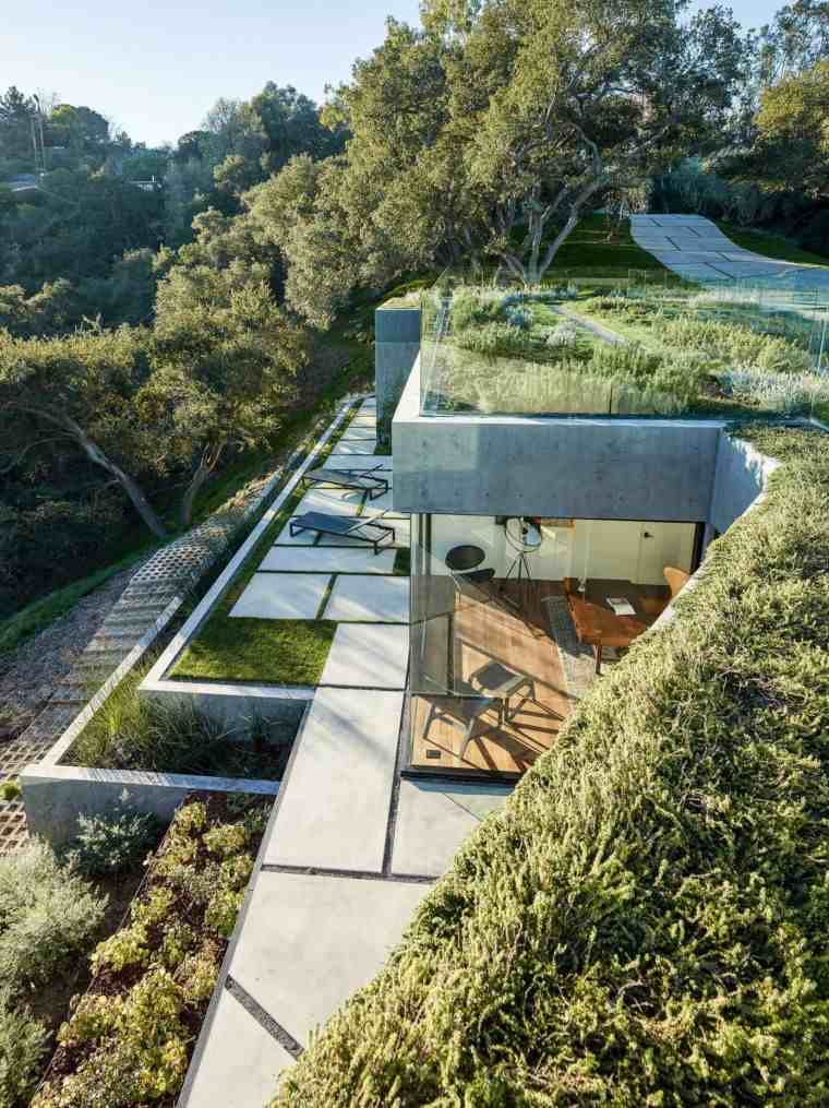 parkosított lejtős kert-modern terasszal