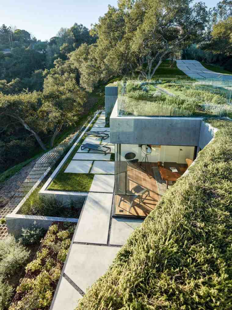 giardino in pendenza con-terrazza-moderna