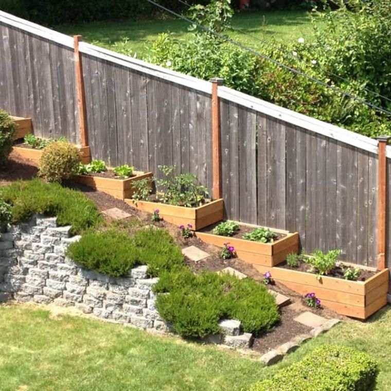 kert-kerítés-lejtő-ötlet-jardiniere-fa