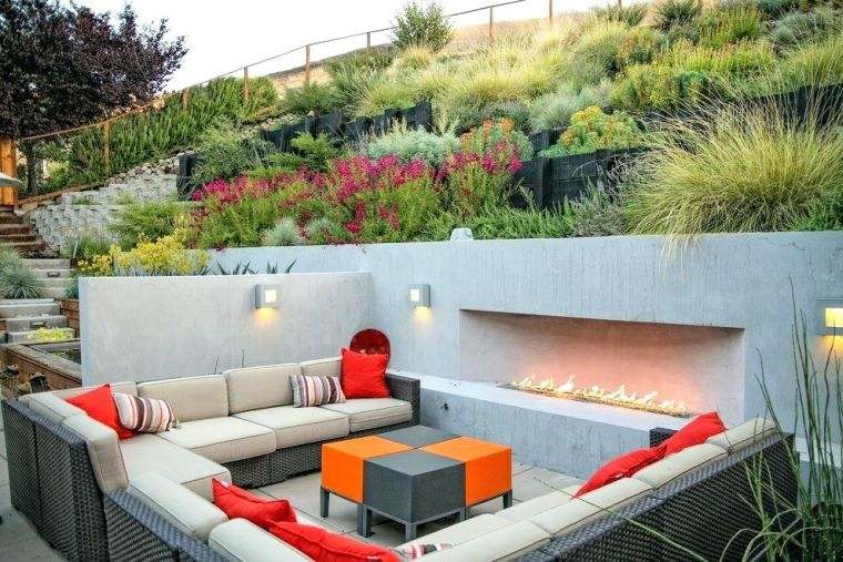 moderno-terrazza-pendio-di-terra-con-camino-decorativo