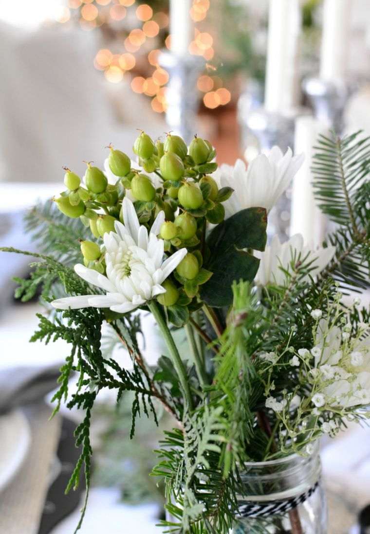 cvjetni aranžman božićni ukras grančice stol svečani obrok vaza cvijeće