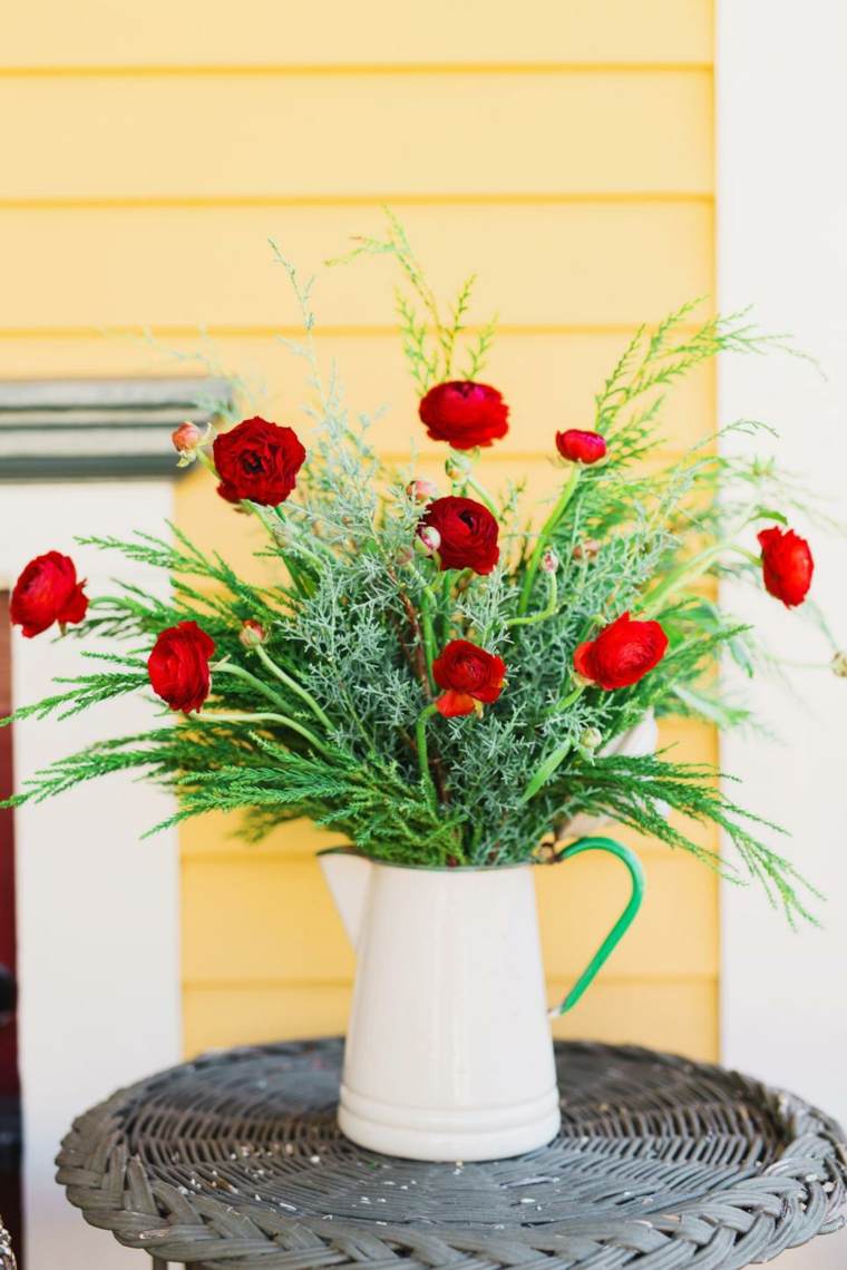 Božićni cvjetni aranžman ruže vaza vintage party dekoracija