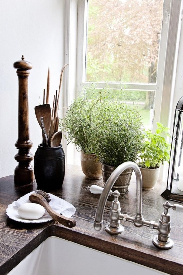 cucina moderna con piano di lavoro in legno