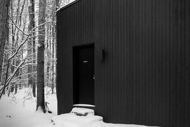 costruttore di case in legno-DRAA-cabin-hemmelig-rom-new-york-minimalismo