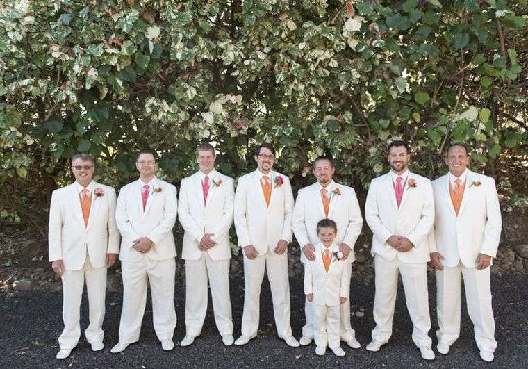 baltas vyras vestuvinis kostiumas-liudininkai-kaklaraištis-oranžinė