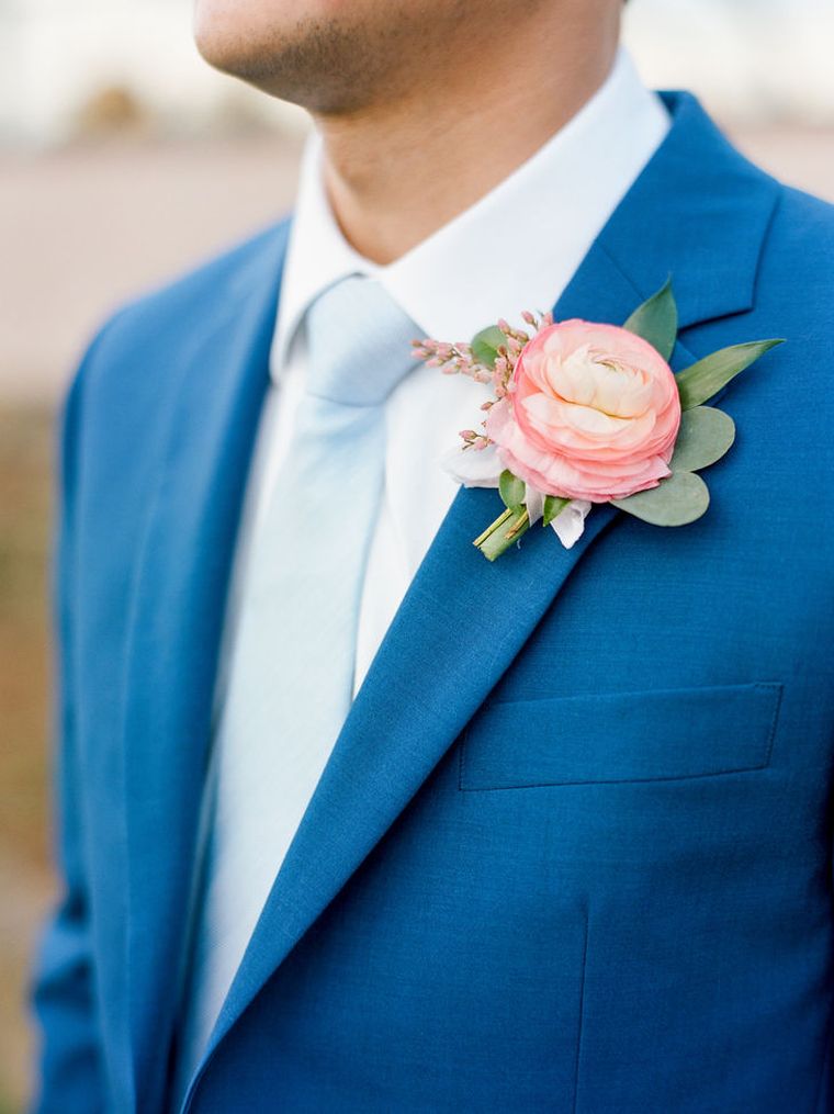 vyriški-vestuviniai-kostiumai-mėlyni marškiniai-balti
