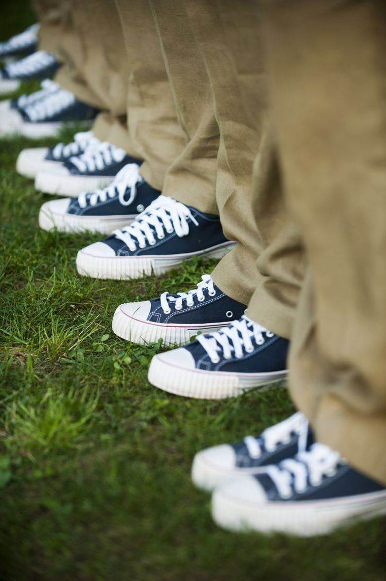 olcsó-férfi-esküvői-öltöny-baskettes-converse