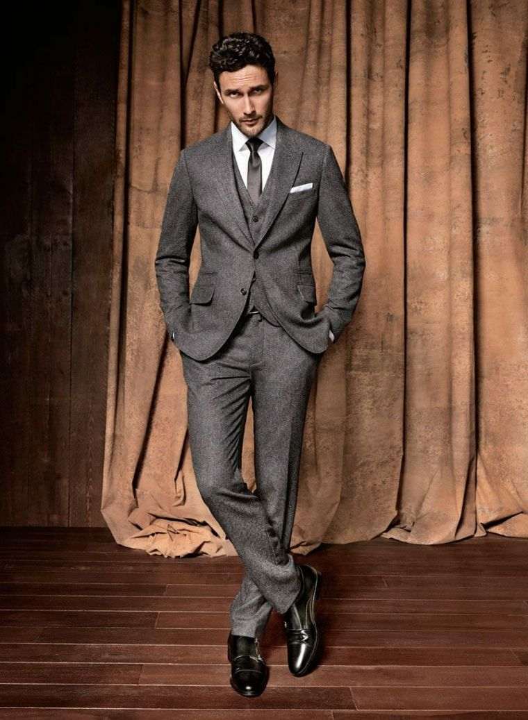 moderno sivo trodijelno muško odijelo
