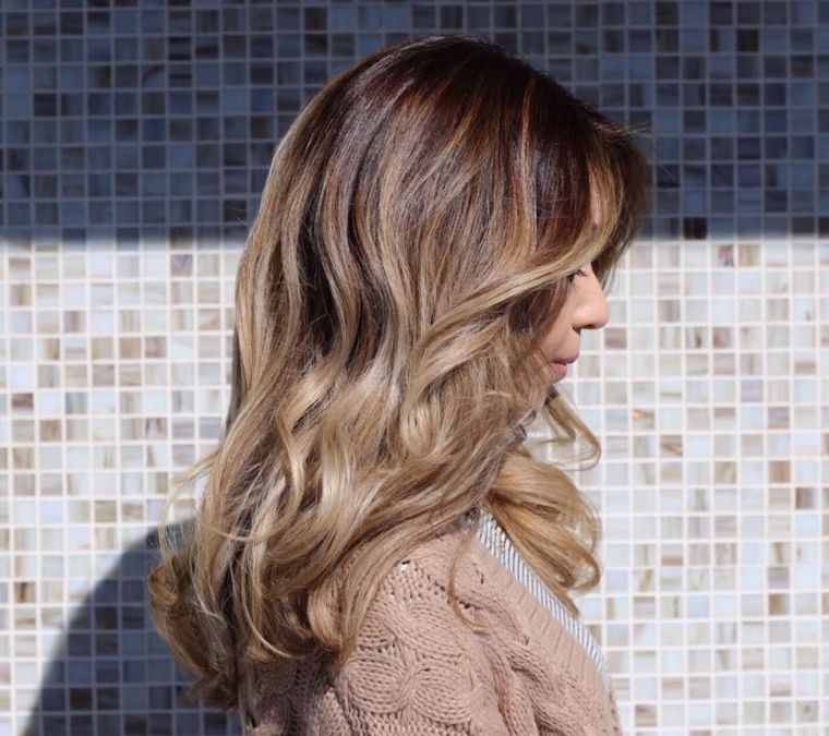 balayage-caramello-bionda-donna-acconciatura-onde