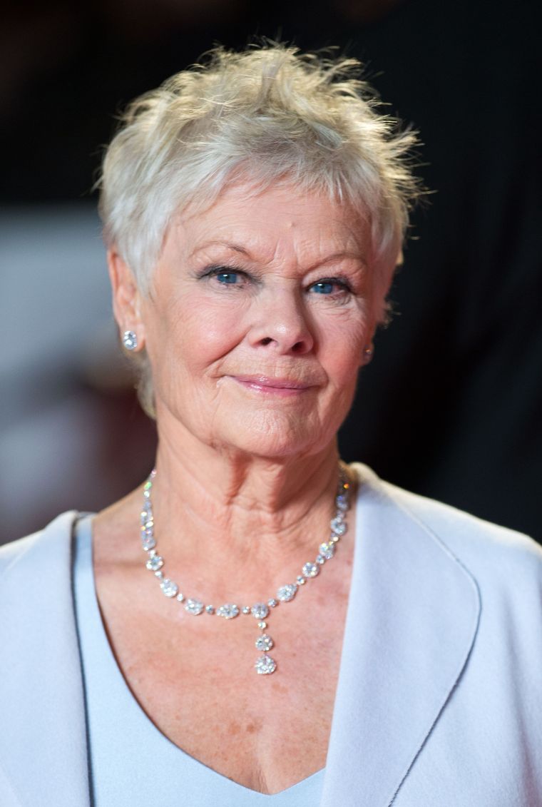 Rövid vágású nő 60 éves Judi Dench