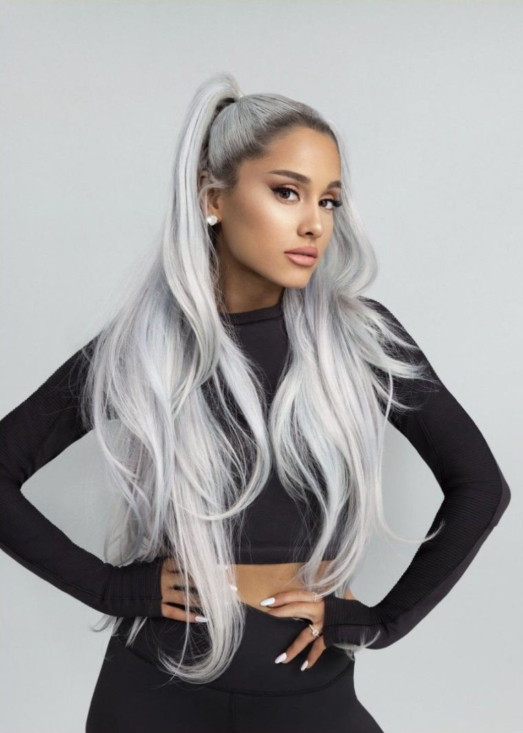 Ariana Grande szürke hajszín