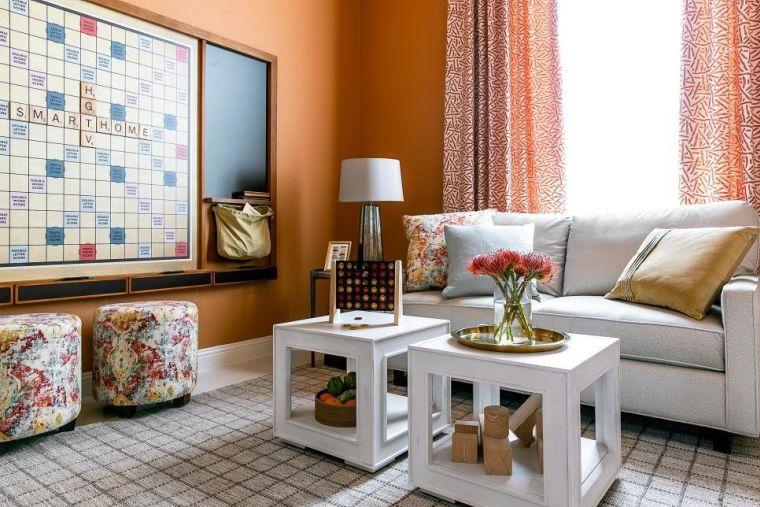 minkšti oranžiniai gyvenamojo kambario dažai