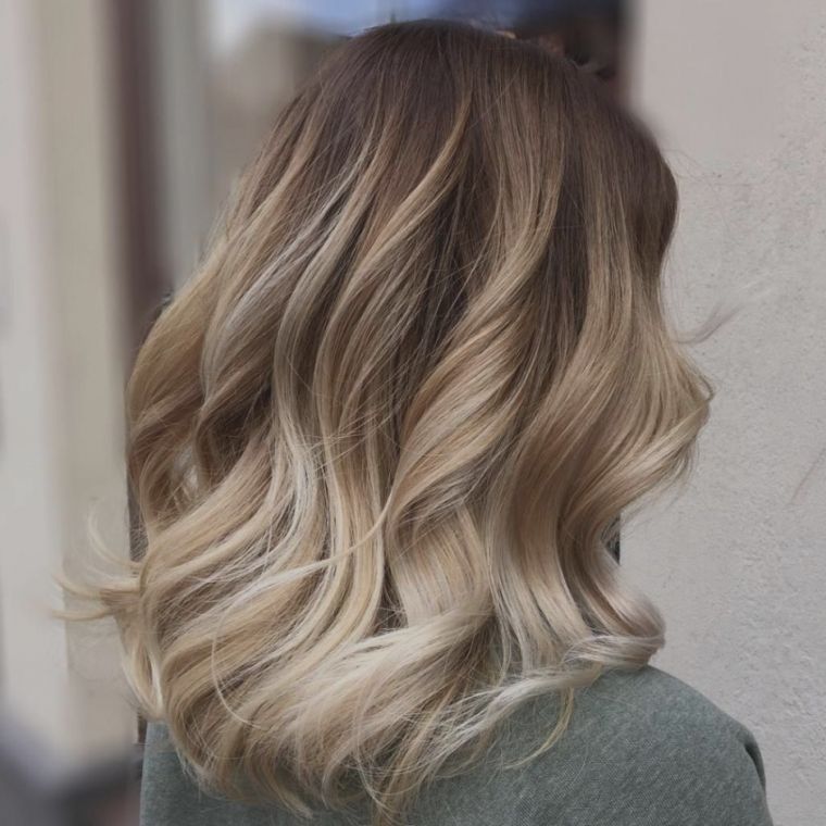 pelenų blondinė madinga balayage plaukų spalva