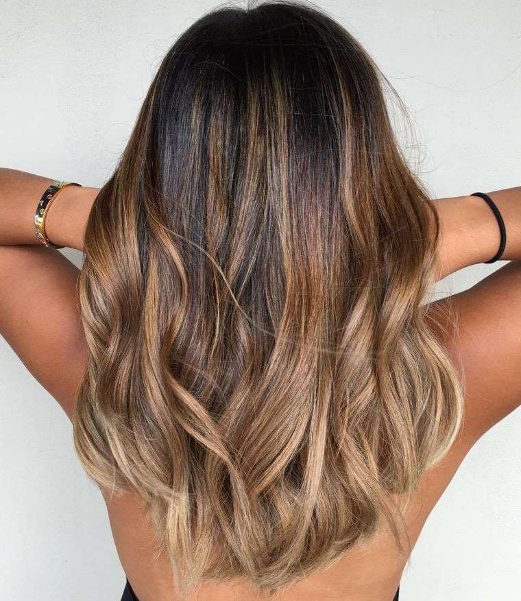 „Caramel Ombre Wavy Trendy Balayage“ plaukų spalva