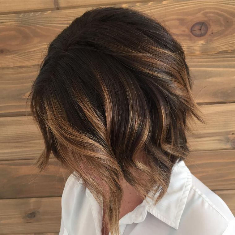 taglio di capelli corto colore di capelli balayage alla moda