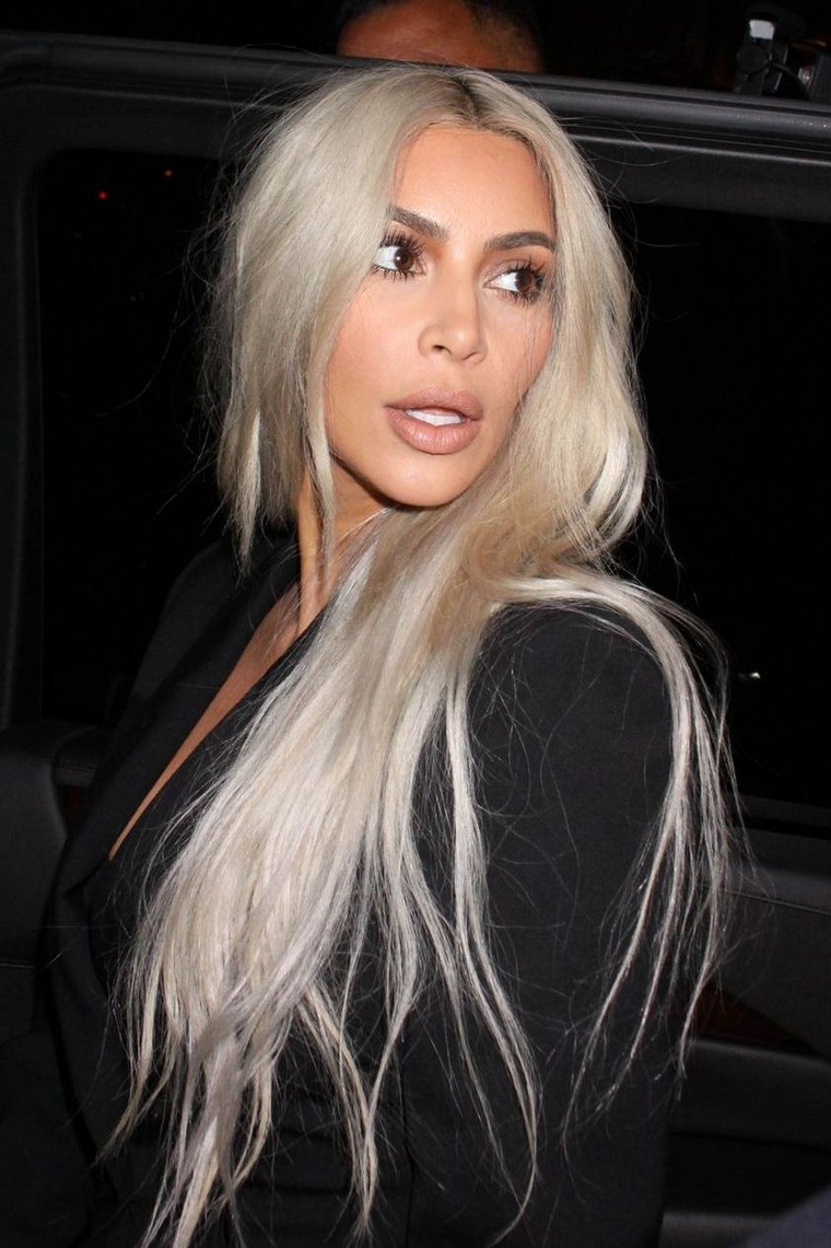 Kim Kardashian šviesūs plaukai