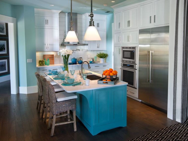 dizainerio virtuvė su mėlyna sala