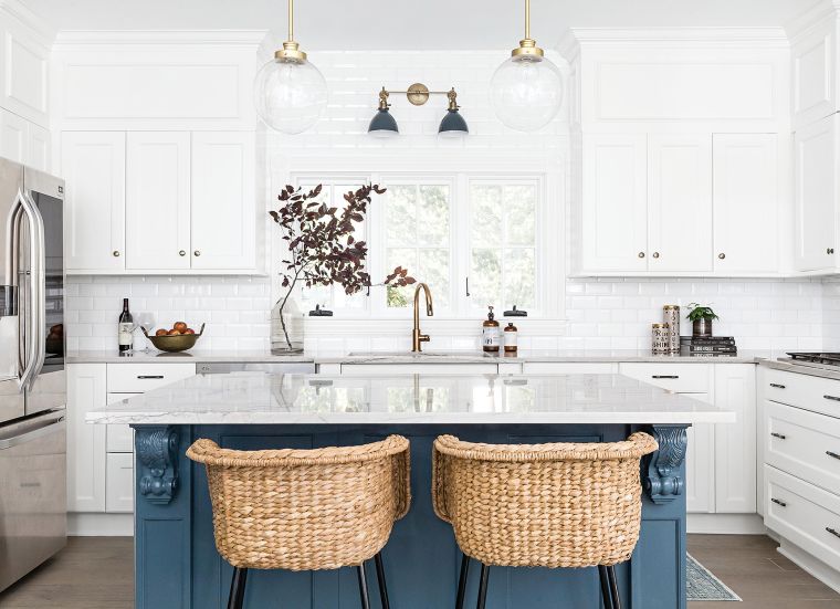 šviesiai mėlynos spalvos virtuvės sala