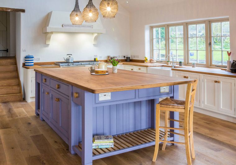 virtuvės sala mėlyna ir medinė