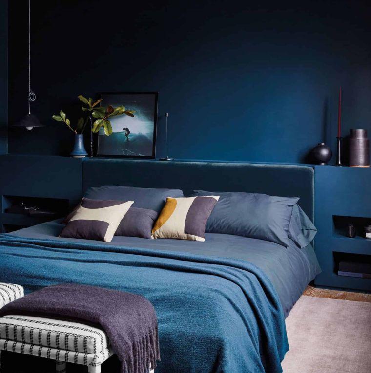 tamsiai mėlynos spalvos miegamajame