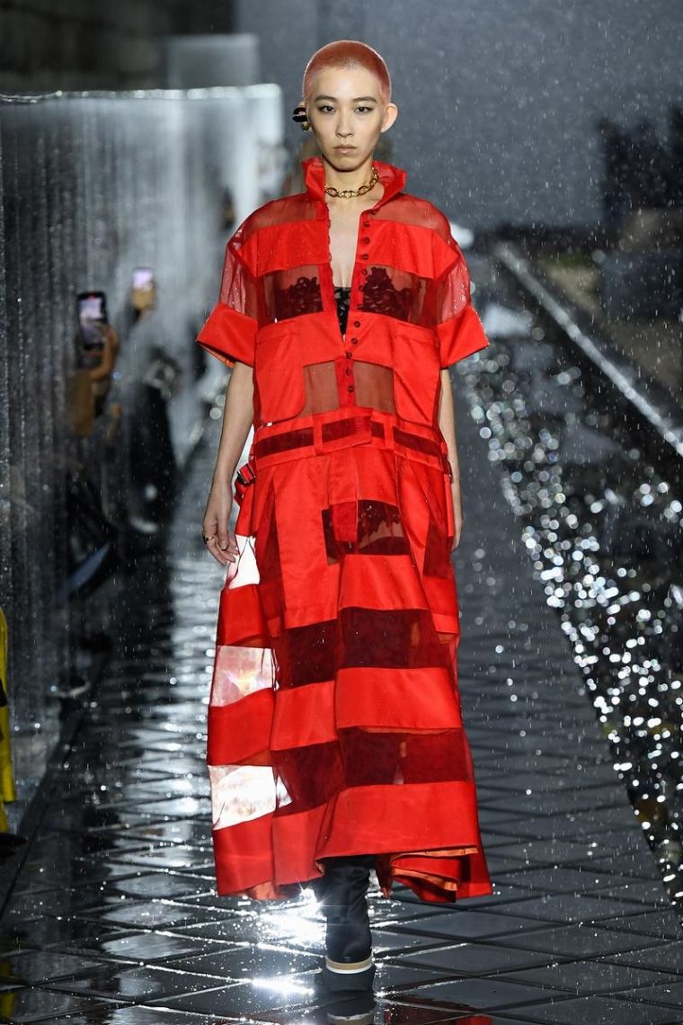 2021 tavaszi-nyári divat vörös ruhával