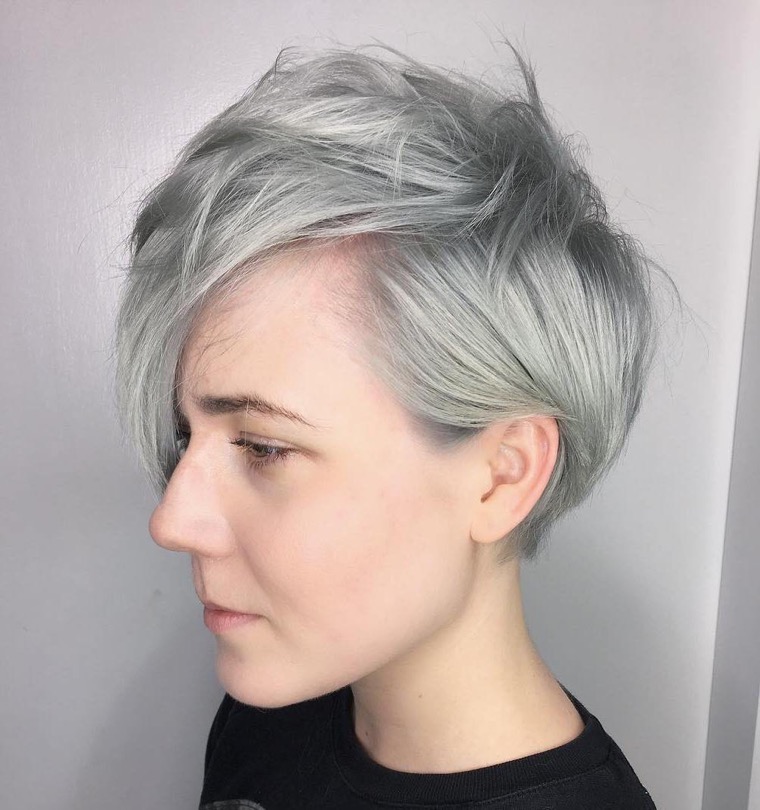 灰色の髪の色のヘアスタイル