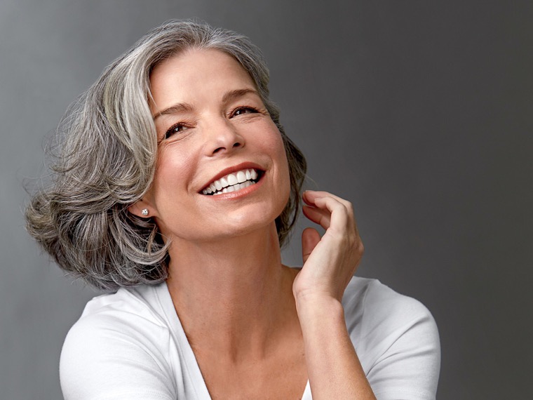 esempio di tagli di capelli corti per donne con i capelli grigi