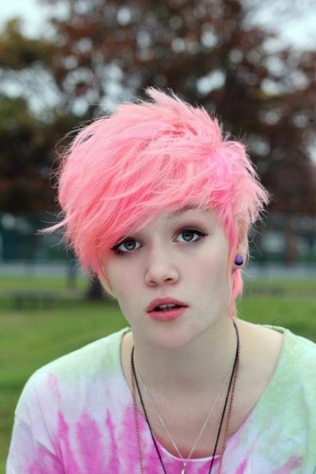 nő ötlet rövid rózsaszín haj színezésére