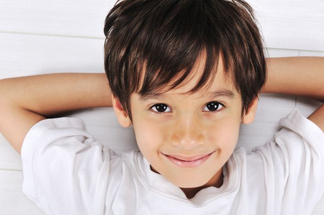 taglio di capelli ragazzo capelli neri lunghi taglio di capelli moderno