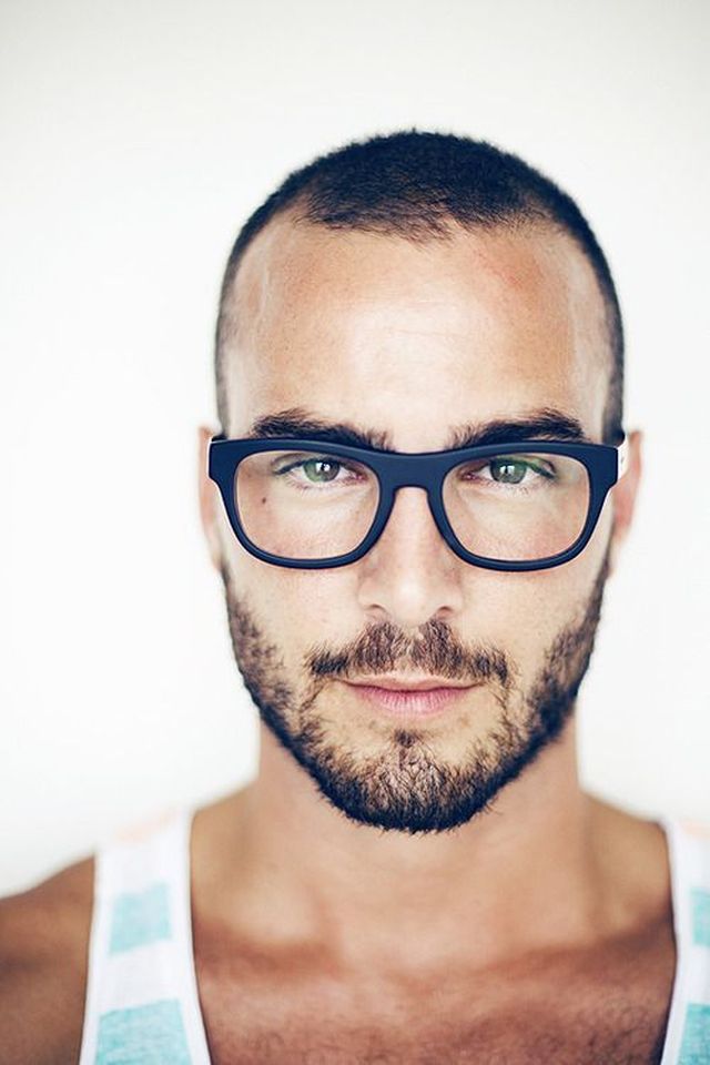 kratka frizura muška naočale hipster idea brada
