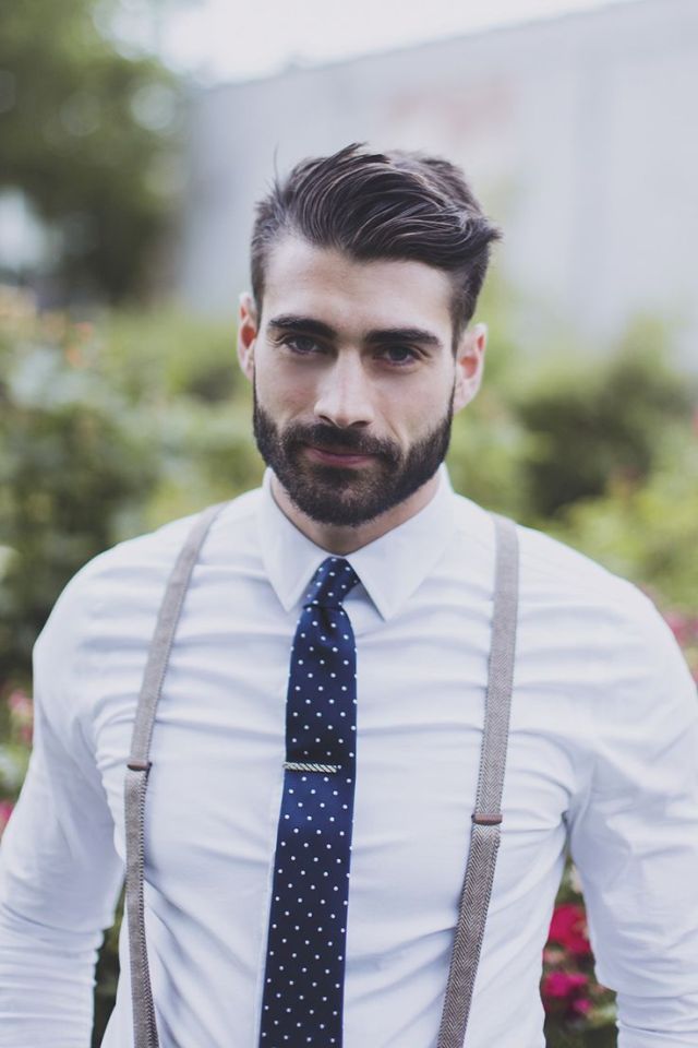 hipster muška frizura plava kravata bijela košulja brada