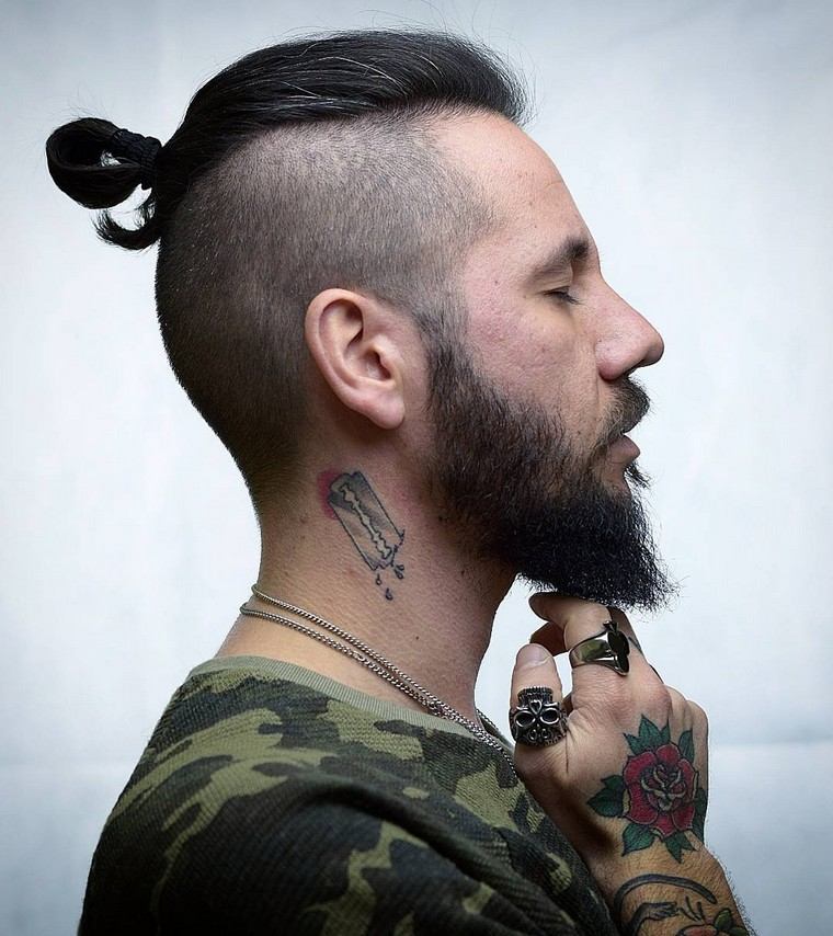 manbun szakáll férfi hajvágás 2018